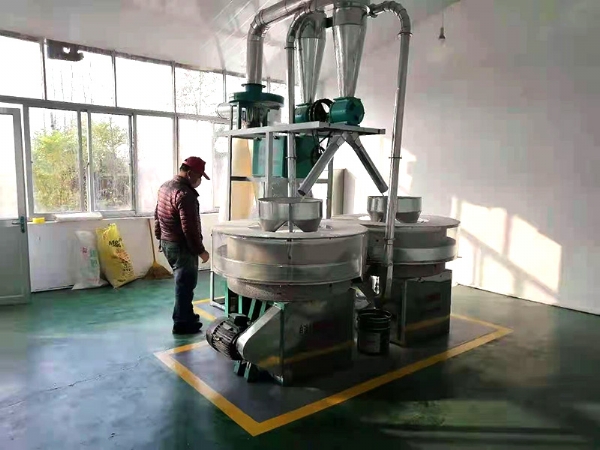 鑫峰面粉機(jī)械廠家自動上料石磨單機(jī)如何使用？